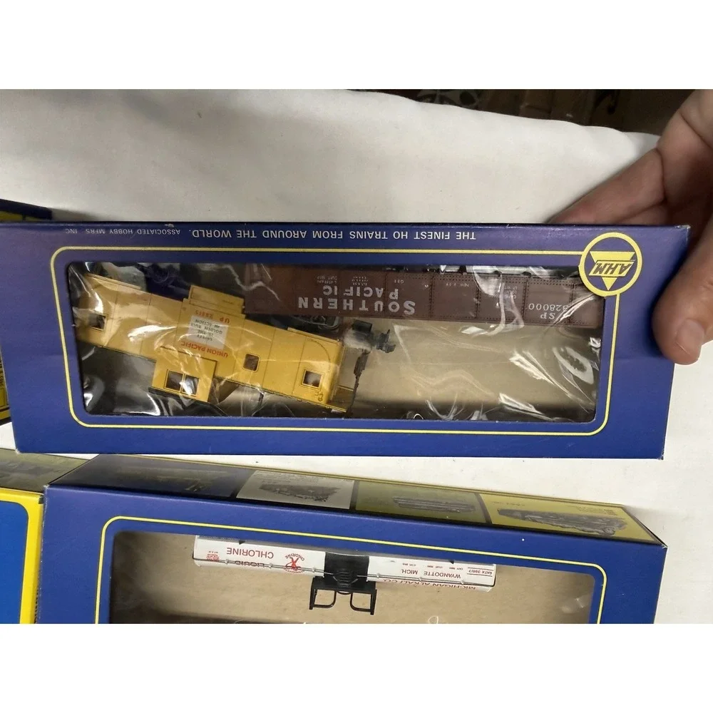 AHM HO Scale Electric Train Set Lot 5 Cars, 1 Locomotive, Crossing Gate And More